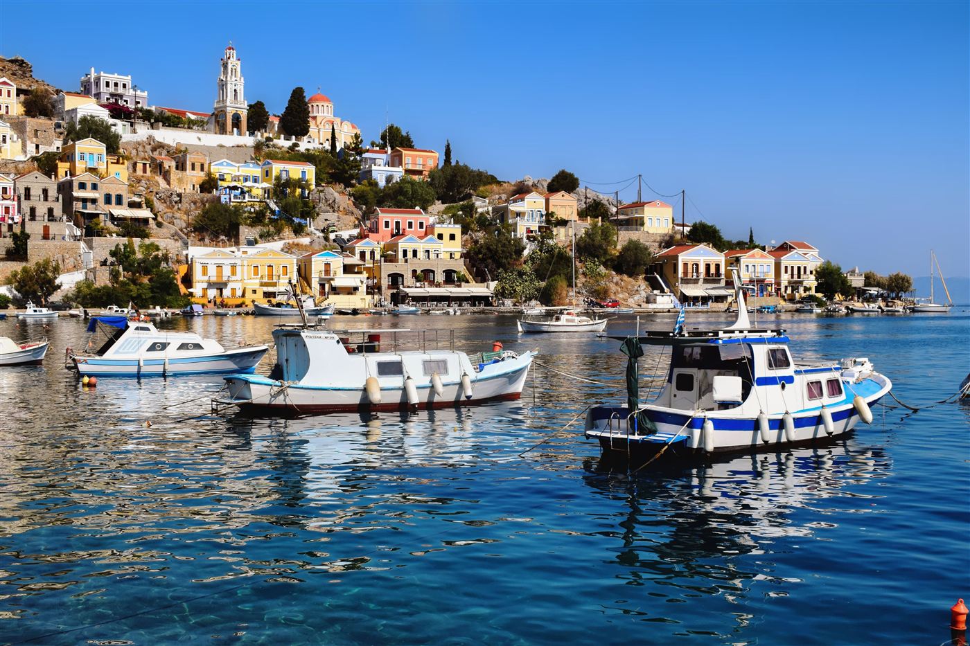 Le port de Symi et ses maisons aux couleurs pastel